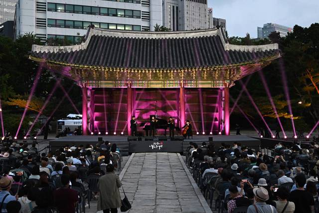 지난해 5월 서울 중구 덕수궁 중화전 앞에서 정동야행 고궁음악회가 진행되고 있다.  중구청 제공