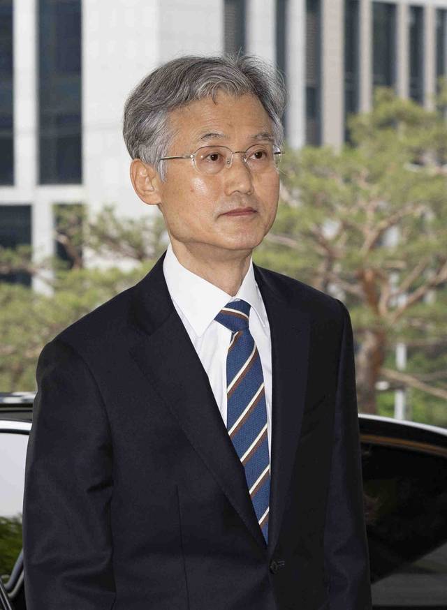 14일 예정된 국회 청문회에 불출석 입장을 밝힌 조희대 대법원장이 13일 오전 서울 서초동 대법원 청사로 출근하고 있다. 뉴시스