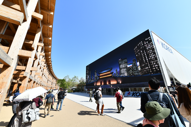 ‘2025 오사카·간사이 엑스포’ 외벽에 송출되고 있는 미디어 아트. 국가유산청 제공