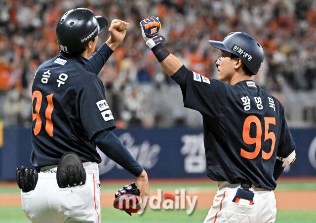 9일 오후 서울 고척동 고척스카이돔에서 진행된 '2025 프로야구 KBO리그' 키움히어로즈와 한화 이글스의 경기. 한화 황영묵이 7회초 무사 1,3루서 1타점 적시타를 터뜨린 뒤 환호하고 있다./마이데일리