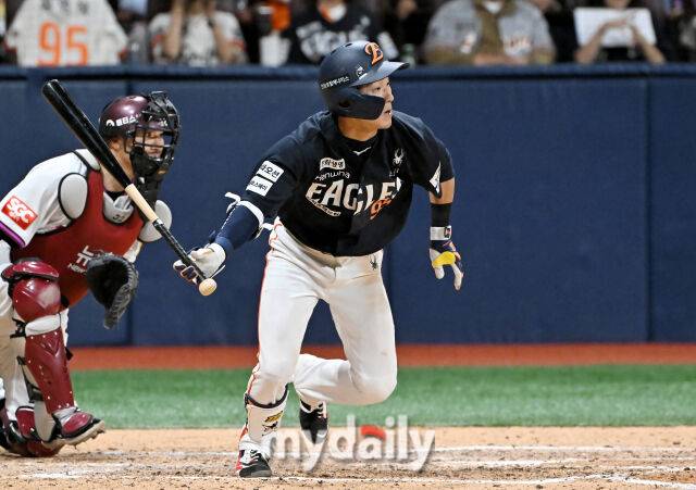9일 오후 서울 고척동 고척스카이돔에서 진행된 '2025 프로야구 KBO리그' 키움히어로즈와 한화 이글스의 경기. 한화 황영묵이 7회초 무사 1,3루서 1타점 적시타를 터뜨리고 있다./마이데일리