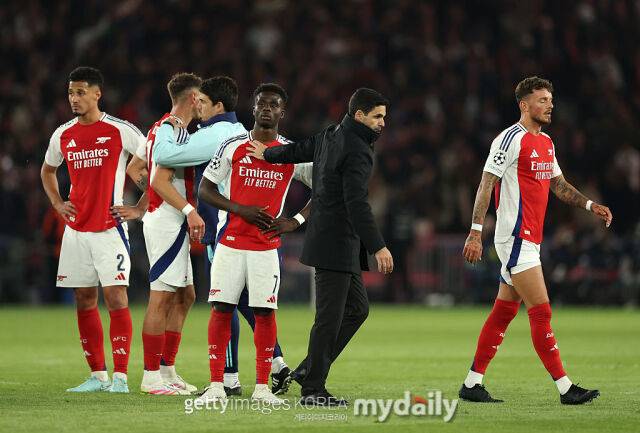 아르테타 아스널 감독이 챔피언스 리그 결승진출이 좌절된후 선수들을 위로하고 있다./게티이미지코리아
