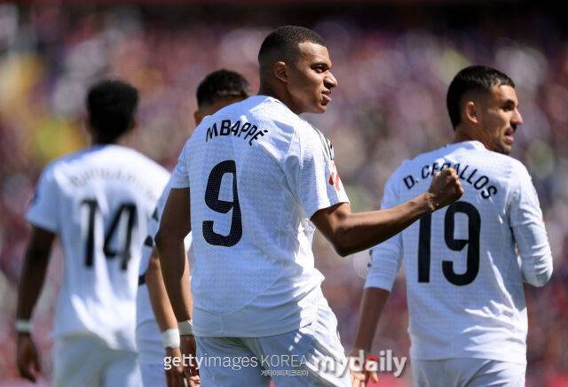 득점 후 주먹을 불끈 쥔 음바페(가운데). /게티이미지코리아