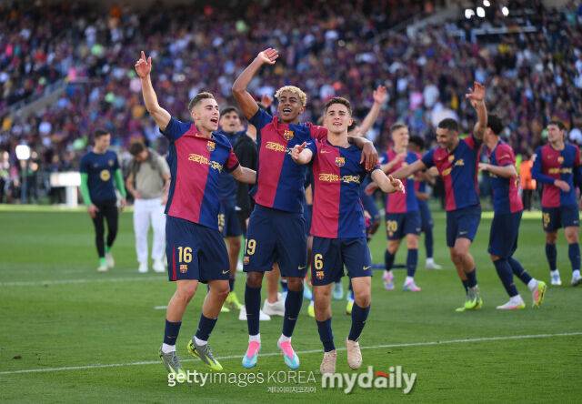 승리 후 기쁨을 나누는 바르셀로나 선수들. /게티이미지코리아