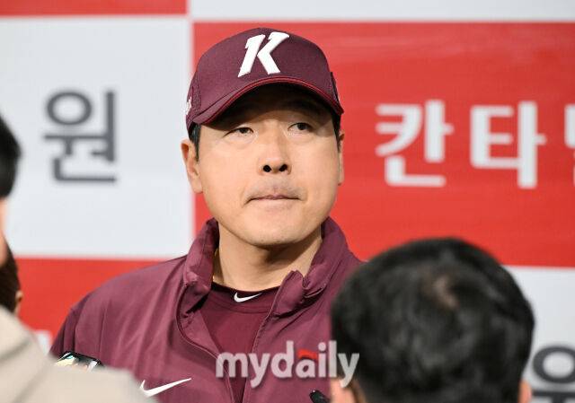 9일 오후 서울 고척동 고척스카이돔에서 진행된 '2025 프로야구 KBO리그' 키움히어로즈와 한화 이글스의 경기. 키움 홍원기 감독이 경기전 인터뷰를 갖고 있다./마이데일리