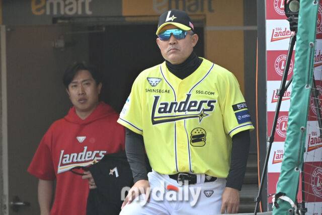 11일 인천 SSG랜더스필드에서 열린 '2025 신한 SOL BANK KBO리그' KIA 타이거즈와 SSG랜더스 경기. SSG 이숭용 감독이 경기를 지켜보고 있다./마이데일리