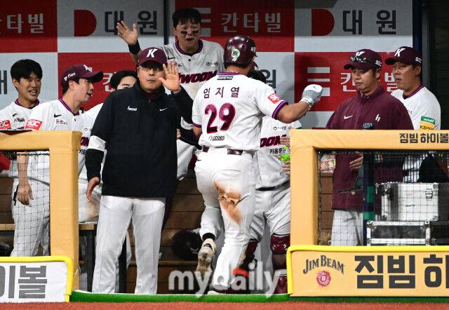 2025년 4월 22일 오후 서울 고척스카이돔에 진행된 '2025 신한 SOL뱅크 KBO 리그' 두산 베어스와 키움 히어로즈의 경기. 키움 2루 주자 임지열이 6회말 2사 2루서 오선진이 우전 안타 후 오버런으로 런다운에 걸리자 홈으로 쇄도해 득점을 만든 뒤 홍원기 감독의 축하를 받고 있다./마이데일리