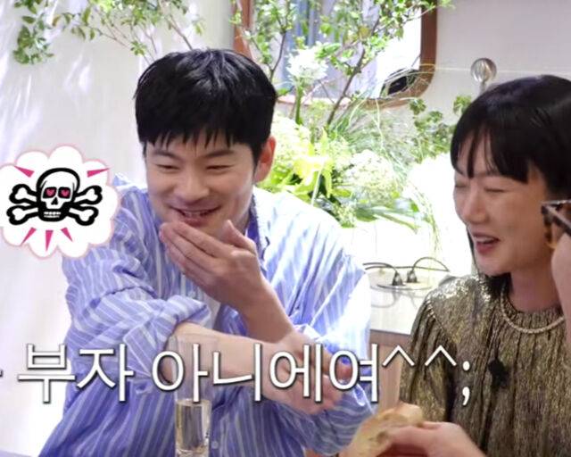 장기하가 배두나의 놀림에 당황한 모습을 보였다. / 유튜브 '요정재형' 캡처