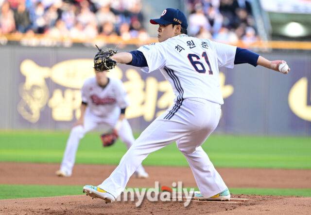 2025년 4월 25일 오후 서울 잠실구장에 진행된 '2025 신한 SOL뱅크 KBO 리그' 롯데 자이언츠와 두산 베어스의 경기. 두산 선발투수 최원준이 역투하고 있다./마이데일리