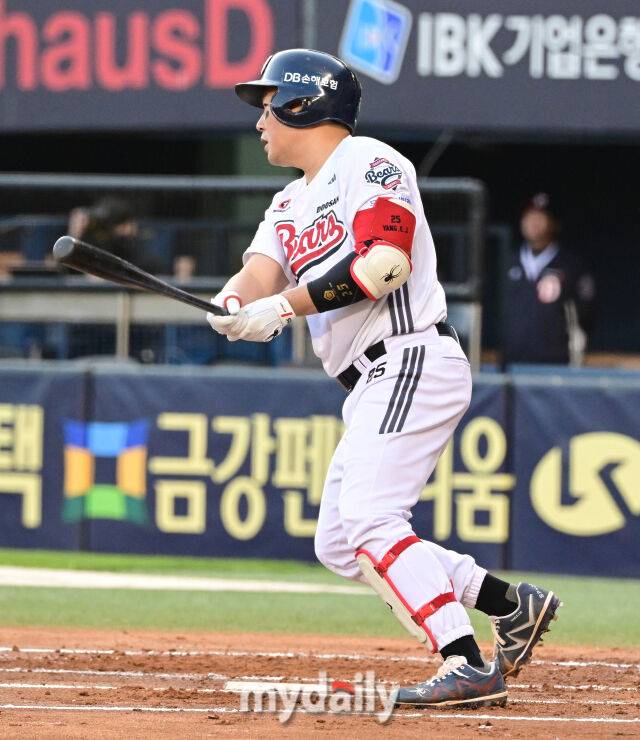 2025년 4월 25일 오후 서울 잠실구장에 진행된 '2025 신한 SOL뱅크 KBO 리그' 롯데 자이언츠와 두산 베어스의 경기. 두산 양의지가 1회말 2사 후 2루수 앞 땅볼을 치고 있다./마이데일리