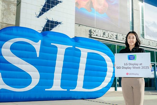 LG디스플레이가 세계 최대 디스플레이 전시회 ‘SID 2025’에서 대형·중형·차량용을 아우르는 차세대 유기발광다이오드(OLED) 풀 라인업을 공개했다. [LG디스플레이 제공]