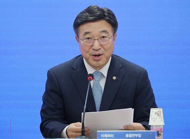 더불어민주당 윤호중 중앙선대위 총괄본부장이 8일 서울 여의도 민주당사에서 열린 총괄본부장단 회의에서 발언하고 있다. 연합뉴스