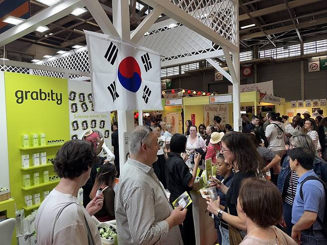 프랑스 최대 소비재 박람회 ‘FOIRE DE PARIS 2025’에서 KAIST 스타트업 폴리페놀팩토리의 그래비티 부스를 찾은 관람객들  [폴리페놀팩토리 제공]
