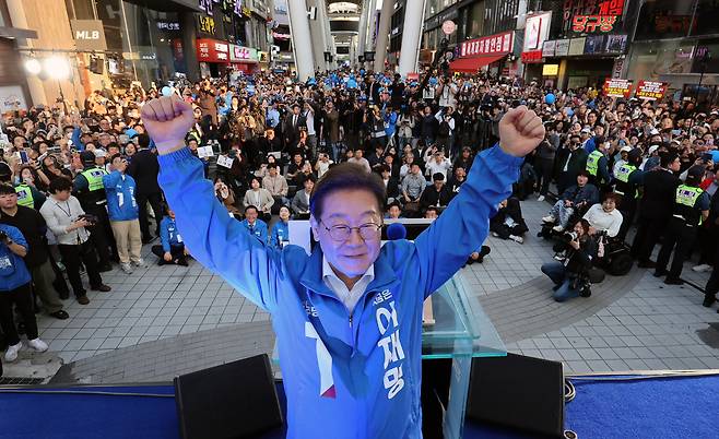 이재명 더불어민주당 대선 후보가 12일 대전광역시 으느정거리 스카이로드에서 열린 유세에서 대전 시민들에게 인사하고 있다. 2025.5.12 [공동취재] [연합]