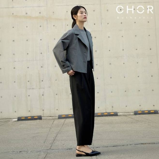 짧은 상의에 항아리핏 바지의 코어 어센틱 [GS리테일 제공]