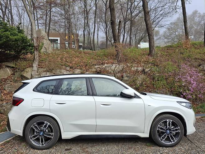 BMW iX1 xDrive30 M 스포츠 측면부 [김성우 기자]