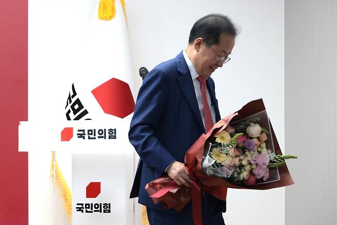 지난달 29일 서울 여의도 국민의힘 당사에서 열린 제21대 대통령 후보자 국민의힘 3차 경선 진출자 발표 행사에서 경선에 탈락 후 정계은퇴 의사를 밝힌 홍준표 전 대구시장이 기념촬영 무대에서 내려가고 있다. [국회사진기자단]