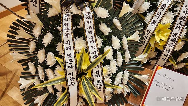 지난 12일 또다른 일본군 위안부 피해자인 이용수 할머니가 이옥선 할머니의 빈소를 찾았다. 안효정 기자.