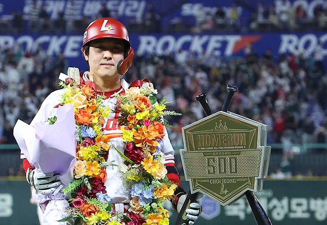 최정이 13일 NC 다이노스전에서 KBO 리그 최초 통산 500홈런을 친 뒤 기념 조형물과 함께 포즈를 취하고 있다. [연합]