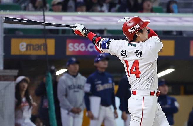 최정이 13일 NC 다이노스와 경기에서 6회 말 KBO 리그 최초 통산 500홈런을 치고 있다. [연합]