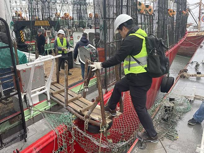 [서울=뉴시스] 지난해 6월 한국에서 총 1만 9600㎞ 떨어진 남미 아르헨티나 해역에서 현지실사를 위해 식품의약품안전처 점검관 2명이 도착해, 실사 대상의 선박에 오르고 있다.  (사진=식약처 제공) 2025.05.12. photo@newsis.com *재판매 및 DB 금지