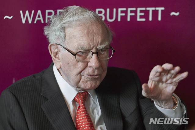 【오마하=AP/뉴시스】 2019년 5월 5일 미국 네브래스카주 오마하에서 워런 버핏 버크셔해서웨이 회장 겸 최고경영자(CEO)가 버크셔해서웨이 연례 주주 총회 이후 열린 브리지 게임에서 발언하고 있다. 2025.05.13.