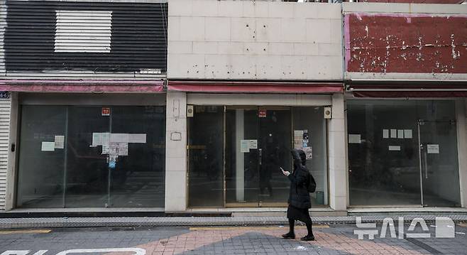 [서울=뉴시스] 정병혁 기자 = 8일 서울시내 상가에 임대문의 안내문이 붙어있다.  경기 둔화로 저소득을 비롯한 중소득·고소득 자영업자의 연체율이 치솟고 있다. 고소득(상위 30%) 자영업자의 지난해 3분기 말 대출 연체율은 1.35%로 집계됐다. 이는 지난 2015년 1분기(1.71%) 이후 9년 6개월 만에 가장 높은 수준이다. 고소득 자영업자 연체율은 2023년 4분기 0.98%에서 지난해 1분기 1.16%로 올라선 후 2분기 1.09%, 3분기 1.35% 등으로 계속 1%를 웃돌았다. 2025.01.08. jhope@newsis.com