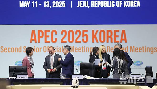 [서귀포=뉴시스] 우장호 기자 = 12일 오전 서귀포시 제주국제컨벤션센터에서 주요국 고용노동 장관들이 모이는 아시아태평양경제협력체(APEC) 고용노동 장관회의가 열리기 전 참석자들이 환담을 나누고 있다. 한국에서 APEC 고용노동 장관회의가 열린 건 1997년 서울에서 개최된 이후 28년 만이다. APEC 고용노동 장관회의는 2014년 베트남 회의 이후 중단됐다가 회원국들의 합의로 11년 만에 열렸다. 2025.05.12. woo1223@newsis.com