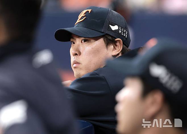 [서울=뉴시스] 정병혁 기자 = 9일 서울 구로구 고척스카이돔에서 열린 2025 KBO리그 한화 이글스 대 키움 히어로즈의 경기, 한화 투수 류현진이 경기를 지켜보고 있다. 2025.05.09. jhope@newsis.com
