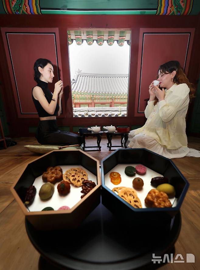 [서울=뉴시스] 홍효식 기자 = 12일 서울 종로구 창덕궁 약방에서 열린 2025년 창덕궁 약다방 사전 행사에서 외국인들이 전통다과와 한방차를 시식하고 있다.국가유산청은 국가유산진흥원과 함께 6월 4일부터 6월 26일까지 일반인을 대상으로 2025년 상반기 '창덕궁 약다방' 행사를 개최한다. 참가자 모집은 추첨제로 진행하며, 오늘부터 18일 오후 2시까지 티켓링크를 통해 응모할 수 있다. 2025.05.12. yesphoto@newsis.com