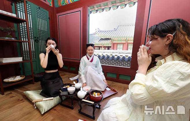 [서울=뉴시스] 홍효식 기자 = 12일 서울 종로구 창덕궁 약방에서 열린 2025년 창덕궁 약다방 사전 행사에서 외국인들이 전통다과와 한방차를 시식하고 있다.국가유산청은 국가유산진흥원과 함께 6월 4일부터 6월 26일까지 일반인을 대상으로 2025년 상반기 '창덕궁 약다방' 행사를 개최한다. 참가자 모집은 추첨제로 진행하며, 오늘부터 18일 오후 2시까지 티켓링크를 통해 응모할 수 있다. 2025.05.12. yesphoto@newsis.com