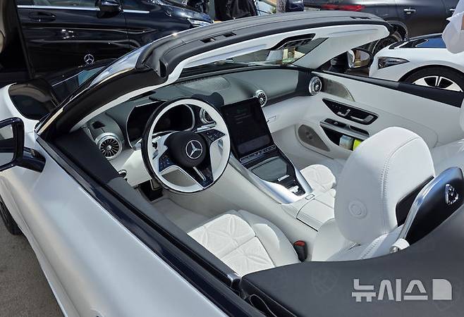 [이비사=뉴시스] 박현준 기자 = 지난달 28일(현지 시간) 스페인 이비사 섬 마리나 보타폭 항구에서 열린 '메르세데스-마이바흐 SL 글로벌 미디어 시승행사'에서 메르세데스-마이바흐 SL 680 차량의 내부가 공개되고 있다. 2025.05.13. parkhj@newsis.com