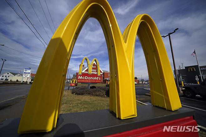 [이스트 팔레스타인(미 오하이오주)=AP/뉴시스] 맥도날드는 올여름 미국 전역에서 37만5000명을 신규 채용할 계획이라고 NBC뉴스가 보도했다. 사진은 오하이오주 이스트 팔레스타인에 맥도날드 간판. 2025.05.13.
