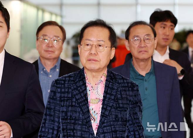 [인천공항=뉴시스] 이영환 기자 = 홍준표 전 대구시장이 10일 오후 인천국제공항 제1여객터미널을 통해 미국으로 출국하고 있다. 2025.05.10. 20hwan@newsis.com