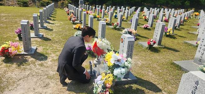 [대전=뉴시스]김용태 국민의힘 공동선거대책위원장이 12일 대전 유성구 대전국립현충원에서 고(故) 채 상병 묘역을 참배하고 있다. (사진 = 국민의힘 제공) 2025.05.12. photo@newsis.com *재판매 및 DB 금지