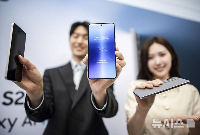 [서울=뉴시스] 정병혁 기자 = 13일 서울 서초구 삼성 강남에서 열린 삼성 갤럭시 S25 엣지 미디어 브리핑에서 모델들이 삼성 갤럭시 S25 엣지를 선보이고 있다. 2025.05.13. jhope@newsis.com