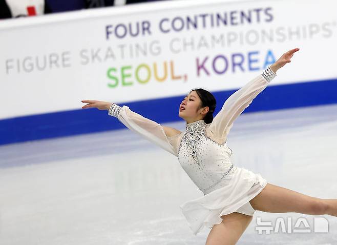 [서울=뉴시스] 김명년 기자 = 한국 이해인이 21일 서울 목동아이스링크에서 열린 2025 ISU(국제빙상경기연맹) 사대륙 피겨스케이팅 선수권 대회 여자 싱글 쇼트 프로그램에서 연기를 펼치고 있다. 2025.02.21. kmn@newsis.com