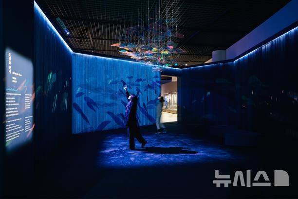 [서울=뉴시스] 개관 특별전 '순항' 전시 내부 전경.