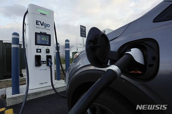 [디트로이트=AP/뉴시스] 미국 공화당 하원이 12일(현지 시간) 전기차 세금 공제 기간을 내년까지로 단축하는 내용의 세제 개혁안을 발표했다. (사진=뉴시스DB) 2025.05.13.