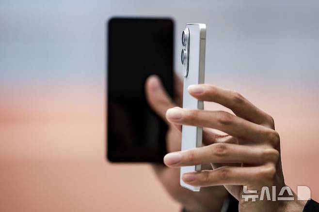 [서울=뉴시스] 정병혁 기자 = 13일 서울 서초구 삼성 강남에서 열린 삼성 갤럭시 S25 엣지 미디어 브리핑에서 모델들이 삼성 갤럭시 S25 엣지를 선보이고 있다. 2025.05.13. jhope@newsis.com