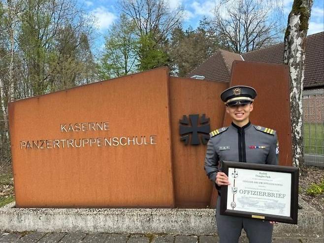 [서울=뉴시스] 육군사관학교 3학년 박동호 생도가 지난달 16일 독일 육군 장교후보생 교육과정 수료식에서 외국군 생도 중 최우수상을 수상했다. (사진=육군 제공) 2025.05.13. photo@newsis.com *재판매 및 DB 금지