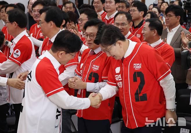 [대구=뉴시스] 고승민 기자 = 김문수 국민의힘 대선 후보가 13일 대구 수성구 대구시당에서 열린 선거대책위원회 출정식에서 권성동 원내대표와 인사를 하고 있다. 2025.05.13. kkssmm99@newsis.com