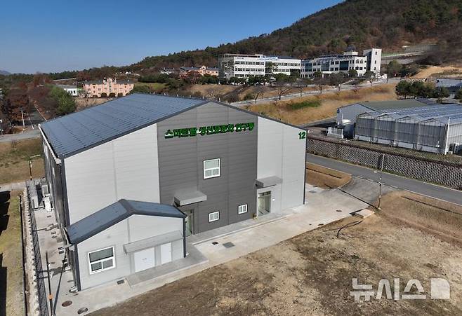 [세종=뉴시스]농촌진흥청이 충청북도 음성 소재 국립원예특작과학원 인삼특작부에 구축한 '특용작물 스마트팜 생산 표준화 연구동'. (사진=농진청 제공)