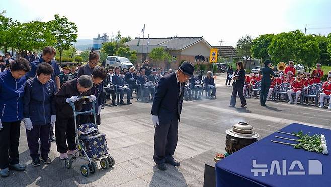 [증평=뉴시스] 연제근 상사 추모식이 13일 충북 증평군 연제근공원에서 진행되고 있다. (사진= 증평군 제공) 2025.05.13. photo@newsis.com *재판매 및 DB 금지