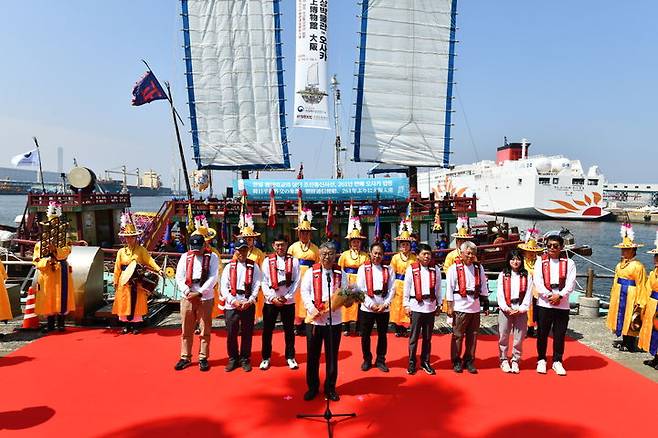[오사카 =뉴시스] 12일 오전 한국 취타대가 일본 오사카 남항 오즈 부두에서 열린 '조선통신사선 입항식'에 하선행사 (사진=국가유산청 제공) 2025.05.13. photo@newsis.com *재판매 및 DB 금지