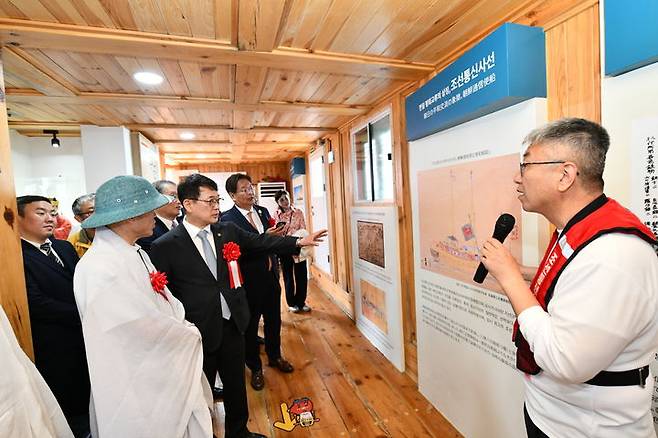 [오사카 =뉴시스] 12일 오전 한국 취타대가 일본 오사카 남항 오즈 부두에서 열린 '조선통신사선 입항식' 중 승선 체험 (사진=국가유산청 제공) 2025.05.13. photo@newsis.com *재판매 및 DB 금지