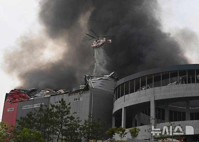 [이천=뉴시스] 김종택 기자 = 13일 경기 이천시 부발읍의 한 물류창고에서 불이 나 소방당국이 대응 2단계를 발령하고 화재진압을 하고 있다. 2025.05.13. jtk@newsis.com