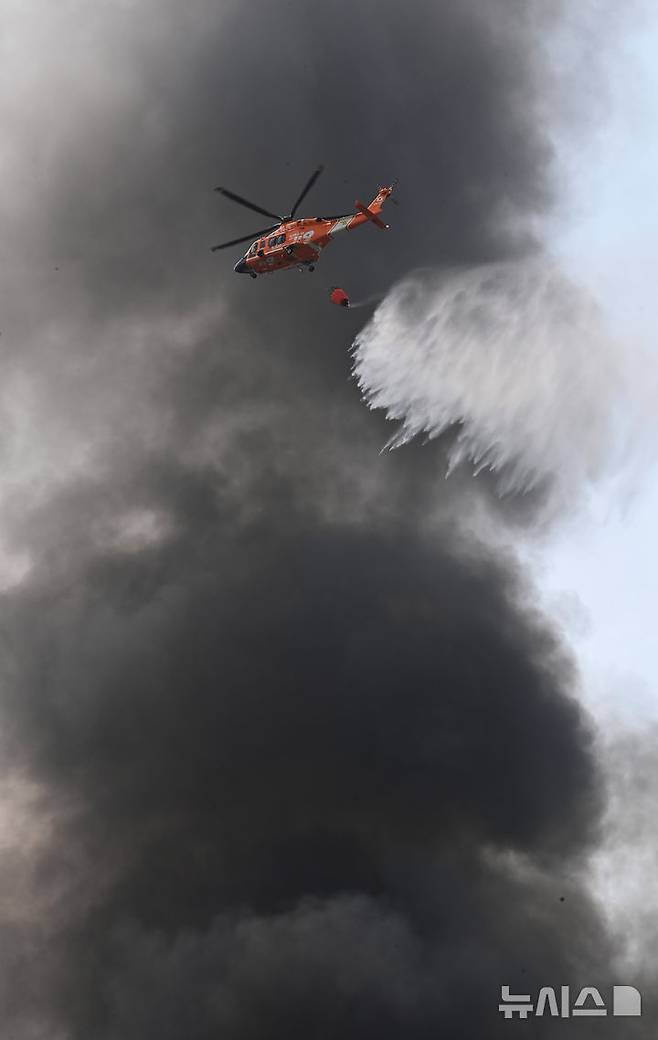 [이천=뉴시스] 김종택 기자 = 13일 경기 이천시 부발읍의 한 물류창고에서 불이 나 소방당국이 대응 2단계를 발령하고 화재진압을 하고 있다. 2025.05.13. jtk@newsis.com