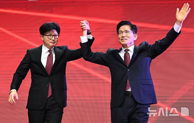 [고양=뉴시스] 고승민 기자 = 3일 경기 고양 킨텍스에서 열린 국민의힘 대선 후보 선출 전당대회에서 최종 후보로 선출된 김문수 후보가 한동훈 후보의 축하를 받고 있다. (공동취재) 2025.05.03. photo@newsis.com