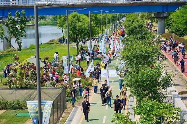 [서울=뉴시스] 주민 참여로 더욱 빛나는 제17회 중랑 서울장미축제. 2025.05.13. (사진=중랑구 제공) *재판매 및 DB 금지